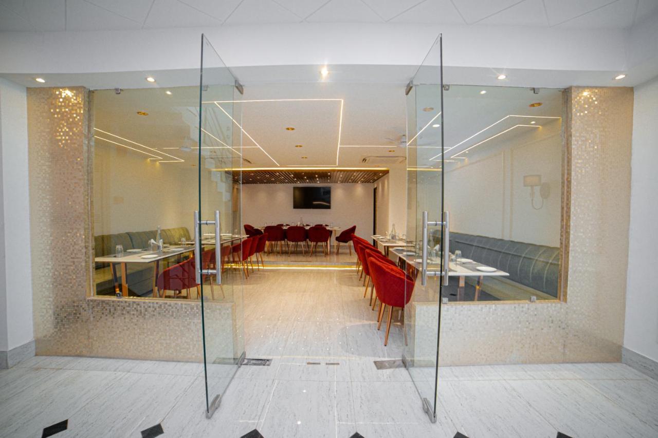 Hotel Pearl Courtyard Waranasi Zewnętrze zdjęcie