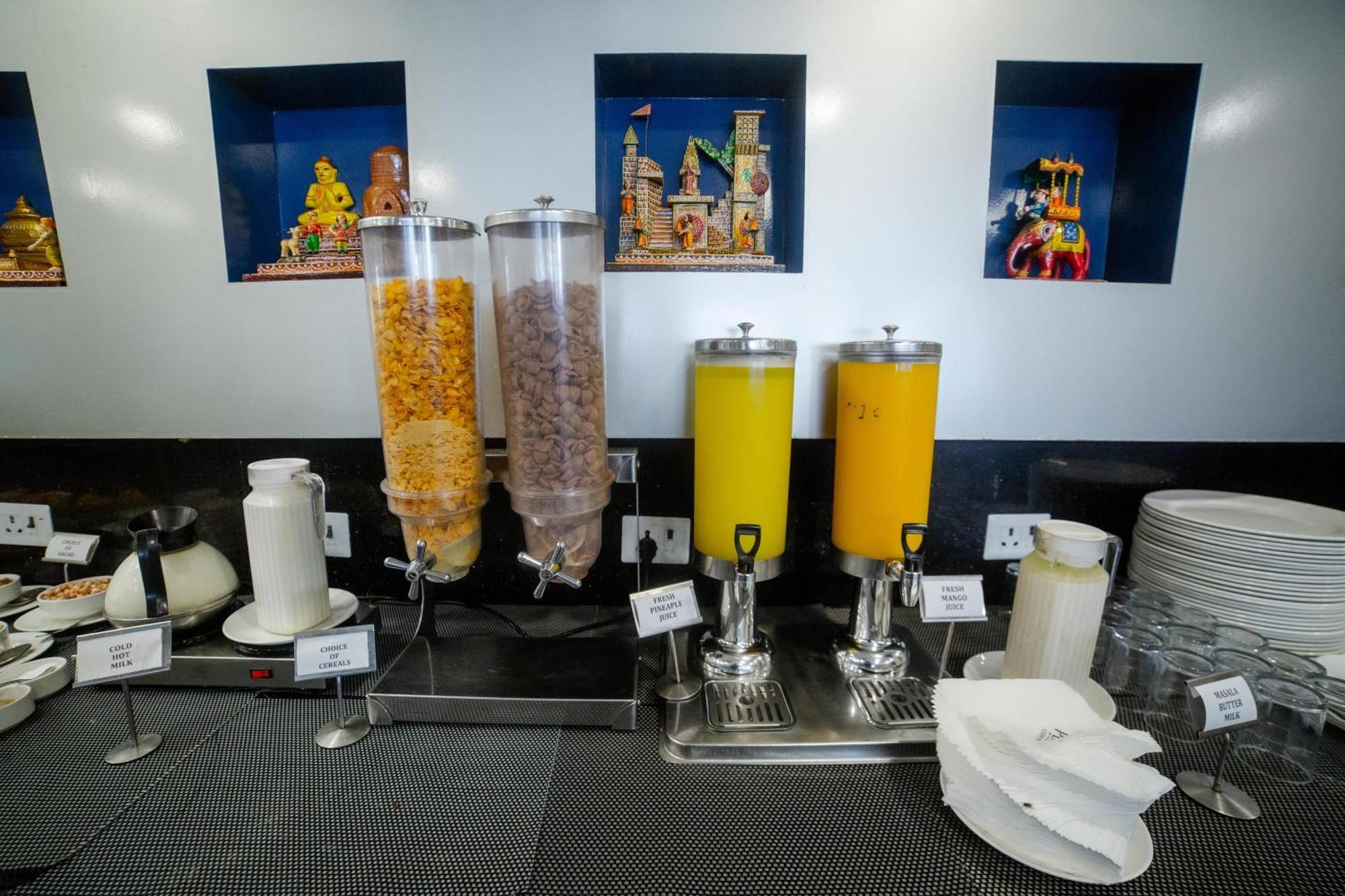 Hotel Pearl Courtyard Waranasi Zewnętrze zdjęcie